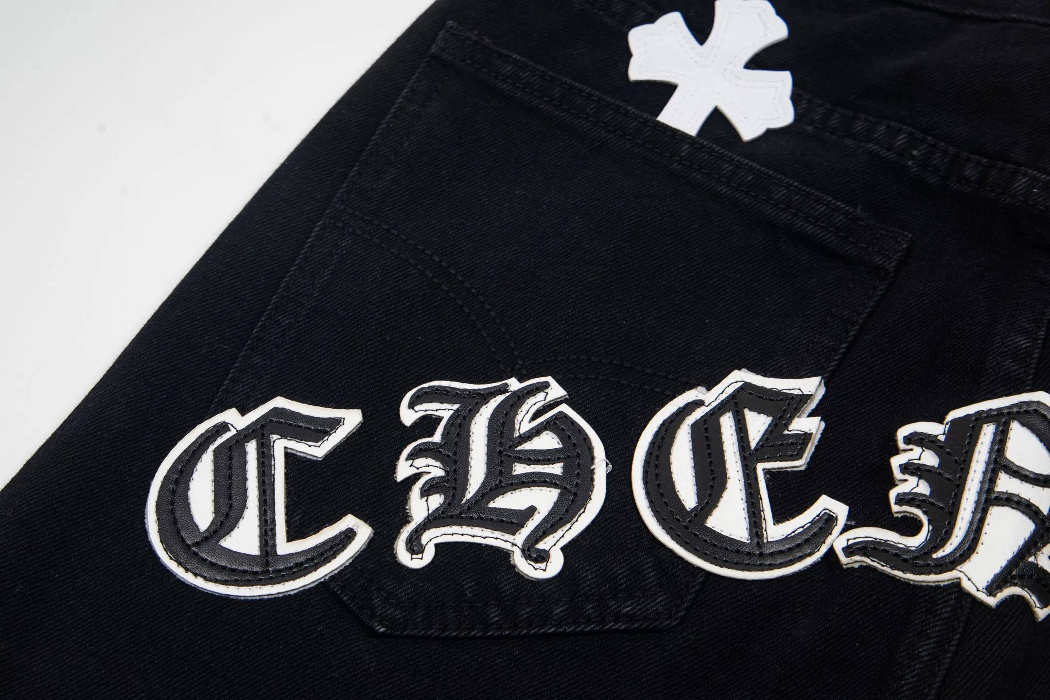 P260 Chrome Hearts Black Pants Sanskrit Black and White Patch Leather Jeans CH jeans need to be washed and then disassembled and hand-stitched with sheepskin cross leather and then spliced ​​together to complete. The whole piece has too many craftsmanship to explain, patchwork cross pattern embellishment, high-waisted washed jeans! ! Absolutely high-end luxury products, god-level single products and super popular products, made with top heavy industry, a must-see magic weapon. Customized hardware. The fabric is thick and soft after washing. It has good breathability. Customized small leather label. Unique design. The details are simple and elegant, and the workmanship is exquisite. The entire trousers are neatly routed and the details are in place! It’s so cool that both men and women can easily control the genderless trend! Style number: 1875# Color: black Size: 28 30 32 34